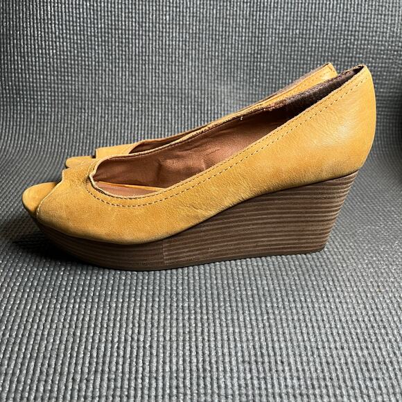 Lucky Brand‎ Issy 2 Wedge Heels Womens 8.5M Yellow Leather Slip On Peep Toe - Picture 1 of 11